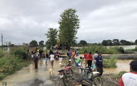 Moradores afirman que son 500 familias las afectadas por el aislamiento causado por el daño de la vía.