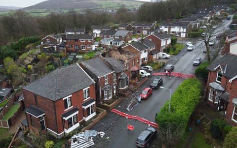 Una toma área muestra uno de los barrios afectados por el tornado de la reciente madrugada en Manchester (Reino Unido).