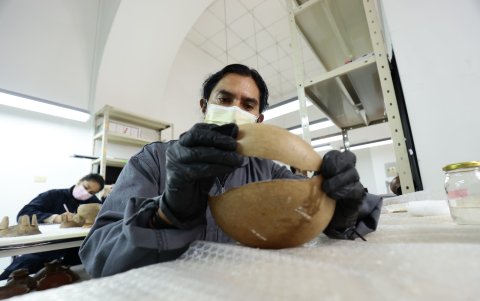 Trabajo. Para unir las piezas se usan pinzas para que el pegamento se adhiera. 3. Daño.