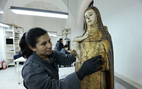 Daño. Esta escultura de la Virgen María ha sido consumida por la polilla.