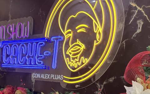 Álex Plúas se hizo popular gracias a Mi recinto, una comedia de Fernando Villarroel.