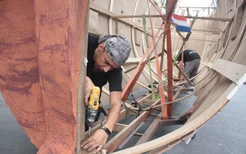 Joshua Jurado trabajaba en los últimos detalles de la embarcación.