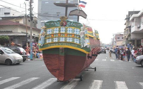 2. Paseo. La nave transitó por la calle 6 de Marzo minutos antes de ser incinerada. Transeúntes quedaron asombrados ante su paso por la vía.