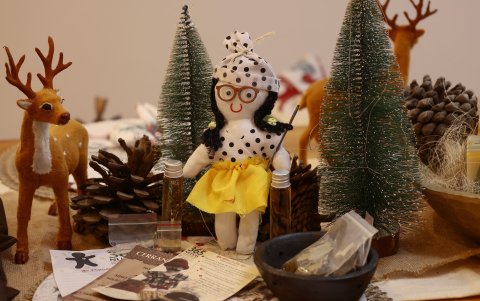 Detalles. Los muñecos son elaborados de telas y material reciclable, miden 20 centímetros.