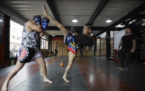 El peleador sobrevive a la escuela.