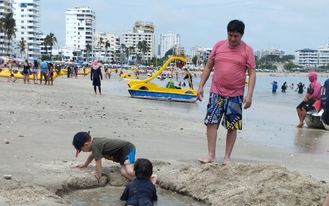Salinas. Los turistas empezaron a llegar a la playa desde la tarde del viernes 29 de diciembre de 2023. Este destino tenía un 80 % de reservas de hotel.