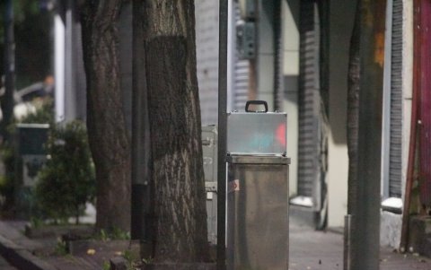 Objeto. El maletín abandonado afuera de la Fiscalía generó un operativo con el equipo antiexplosivos.