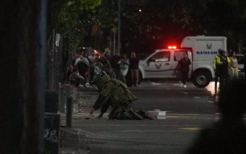 El agente realiza el procedimiento regular para explotar el maletín de forma controlada.