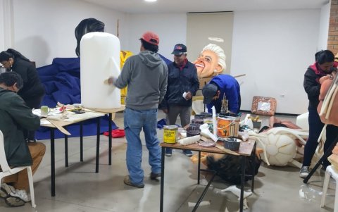 Niños, jóvenes, adultos y hasta el sacerdote de la parroquia participan de la elaboración de los monigotes para Fin de Año.