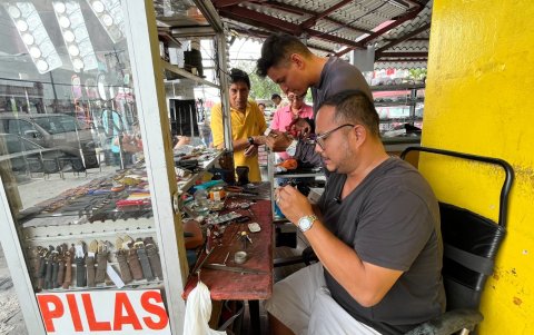 Alexander Ávila lleva 22 años en el oficio de relojero. Él dice que le gusta ayudar a otros.