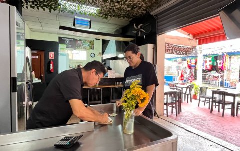 Raúl Bruñeir es propietario de restaurante que casi quiebra, pero él no baja losbrazos.