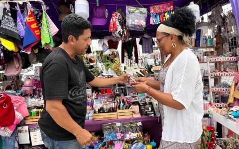 Wilson Hurtado, comerciante, dice que espera la unión de más artistas en este 2024.