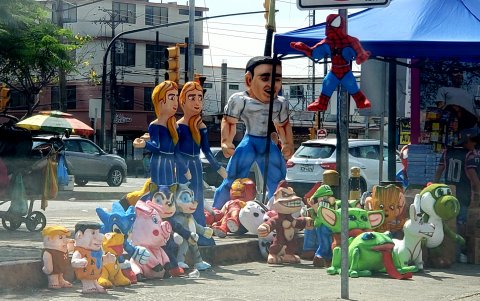 En el norte de Guayaquil es común ver las aceras llenas de monigotes.