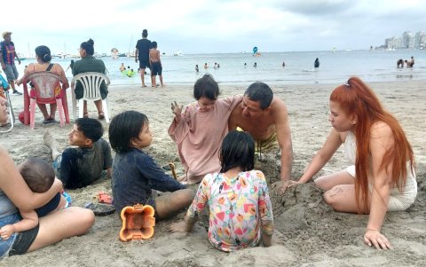 Familias y cientos de personas acuden a la provincia de Santa Elena por los feriados en Ecuador.