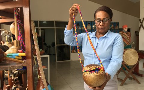 Accesorios. Las carteras y bolsos a base de coco son de las principales atracciones y de lo más vendido.