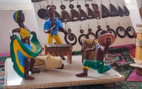 Esculturas. Los artistas crean con coco hasta un grupo de marimba.