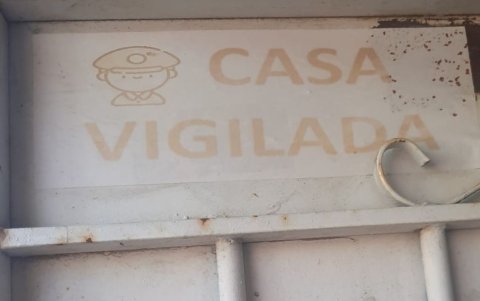 Las casas que pagan las vacunas reciben la pegatina de 'casa vigilada'.