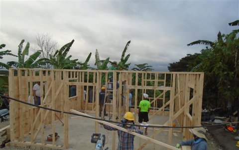 Casa. Testigos reconstruyen una casa.