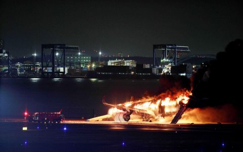 El choque ocurrido hoy martes 2 de enero de 2024 en la pista del aeropuerto de Haneda, en Tokio.