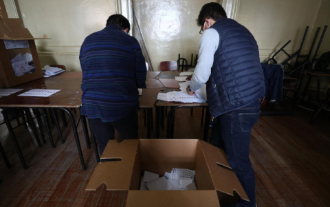 Votantes participan en una jornada de elecciones locales y referéndum constitucional, en una fotografía de archivo.
