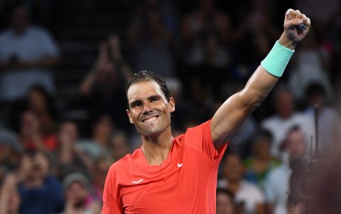 Nadal celebra con el puño en alto tras vencer a Dominic Thiem por 7-5 y 6-1.