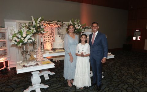 Nicole junto a sus padres, Beatriz Bucaram de Amador y Carlos Amador Sacoto.