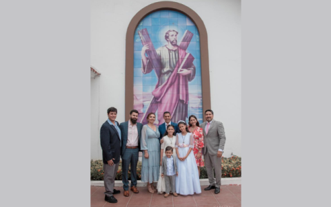 Nicole acompañada de sus padrinos -Cristhian Amador, David Ulloa, Candy de Suárez y Tomás Suárez-, sus padres, y los pequeños Valentina y Tomas Suarez.