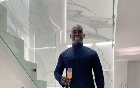 Segundo Castillo y una bata que generó interés entre sus seguidores.