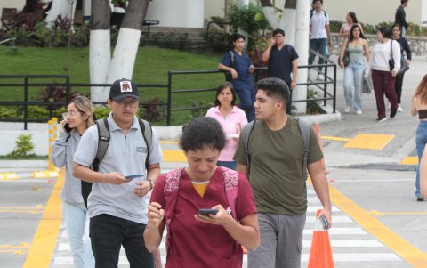 Fatiga, insomnio, ansiedad, son algunos de los síntomas que a veces suelen sentir los universitarios al dividir su tiempo entre estudiar y trabajar.
