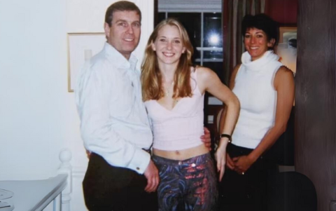 Duque de York junto a menor de 17 años, que acusó a Epsein de abuso sexual