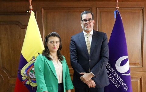 Eduardo Peña Hurtado durante su posesión como presidente del Consejo directivo del IESS, en la Superintendencia de Bancos.