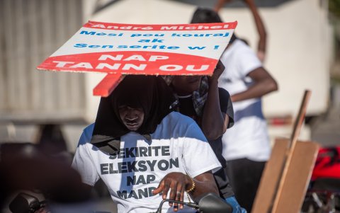 Un haitiano recorre el centro protegiéndose de la luz solar