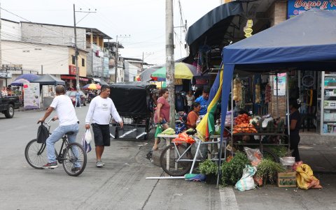 2. Calle.  Los informales continúan laborando en el centro de Vergeles y continúan provocando tráfico e incomodidades.