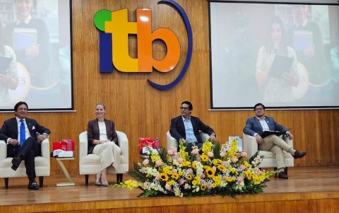 Autoridades participantes en la presentación de la campaña 'La educación supeior empieza en tu colegio'.
