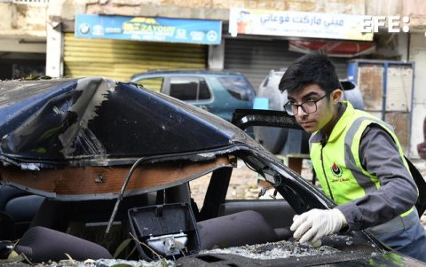 Vehículo dañado por el ataque con dron que mató al número 2 de Hamás en Beirut. La acción fue atribuida a Israel, que no confirma ni desmiente el ataque, como suele hacer en estos casos.