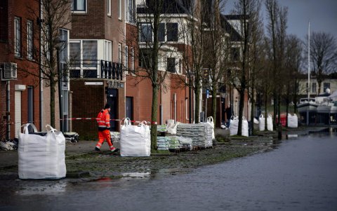 Tres muertos, graves inundaciones y cortes de luz en el primer temporal del año en Europa.