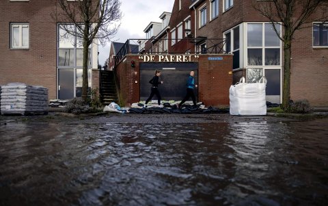 Más de 300 alertas de inundación en Inglaterra y Gales, cortes eléctricos en miles de hogares e interrupciones del transporte son los efectos del primer temporal del año