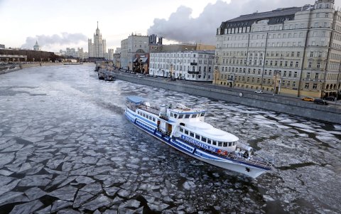 Un barco navega por el río Moskva cubierto de hielo cerca del Kremlin en Moscú, Rusia, este martes. Las temperaturas en Moscú alcanzaron unos -20 grados Celsius