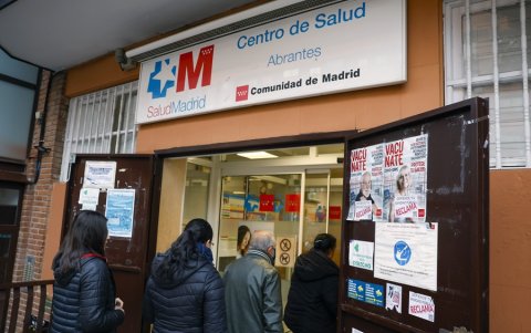 Varias personas entran este miércoles del Centro de Atención Primaria de Abrantes Madrid