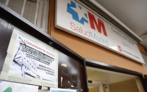 Pancartas reivindicativas en contra de los recortes en sanidad este miércoles en el Centro de Atención Primaria (CAP) de Abrantes en Madrid.