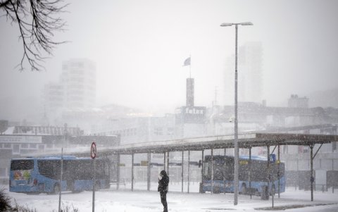Randers (Denmark), 03/01/2024.- A person walks on the street during a heavy snowfall in Randers, Denmark, 03 January 2024. (Dinamarca) EFE/EPA/Bo Amstrup DENMARK OUT