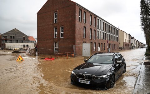 Un hombre conduce su coche en una calle inundada mientras el río Aa se desborda en Arques, Francia, el 3 de enero de 2024.