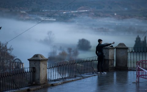 Bancos de niebla densos se observan sobre el río Tajo a su paso por Toledo, en España.