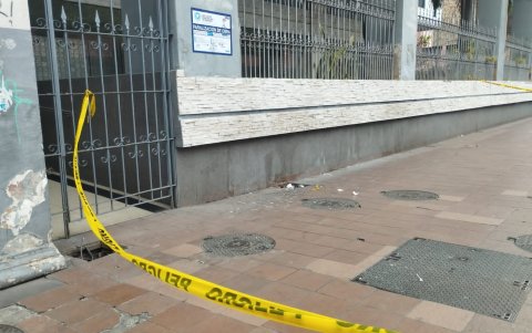 El sello y la cinta fueron colocados del lado de la calle Pedro Moncayo, lo que cerró también el paso de quienes transitan por el sitio.