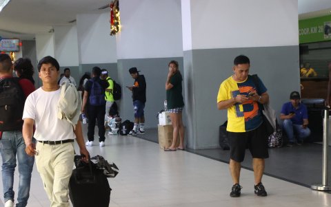 2. Congestión. Muchos se quedan de pie, lo que provoca congestión entre los peatones.