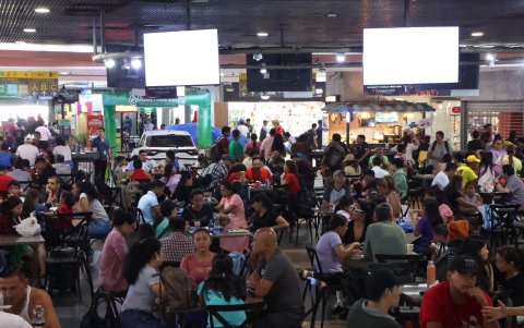 3. Alternativas. El patio de comida, uno de los poquísimos espacios con sillas, se repleta de clientes.