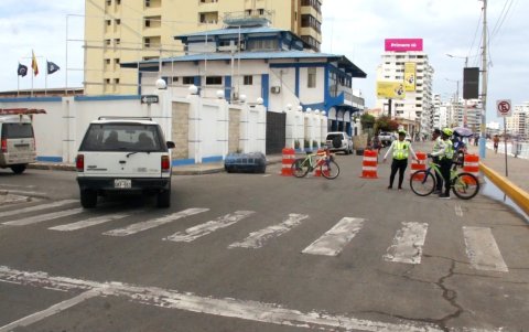 Por la emergencia, en un tramo del malecón de Salinas se cerró el paso.