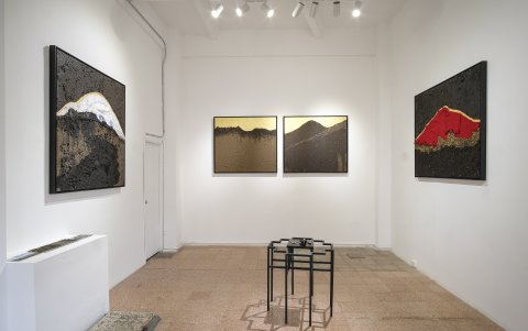 Cuadros de la muestra, en los que se usó tierra como recurso.