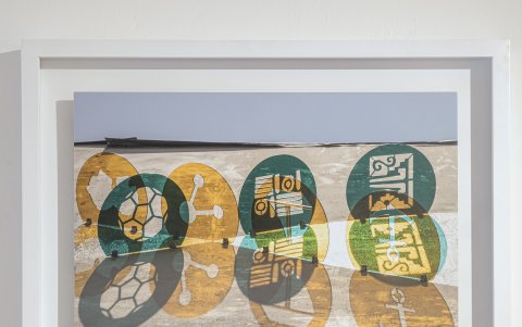 La luz interactúa con las creaciones de Macas, por lo que se vuelve un elemento clave de su propuesta.