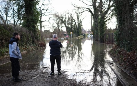 La gente observa las inundaciones en la aldea de Naburn, cerca de York, después de que el río Ouse se desbordara tras las fuertes lluvias en Naburn, Gran Bretaña, el 4 de enero de 2024.